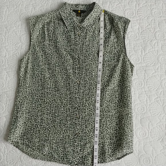 DONATED Sleeveless Button Down Blouse Size S - Picture 5 of 9